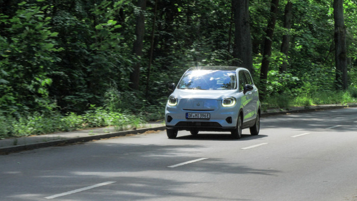 Trotz der verhältnismäßig kleinen 15-Zoll-Reifen liegt der T03 gut auf der Straße. (Bild: Martin Wolf/Golem.de)